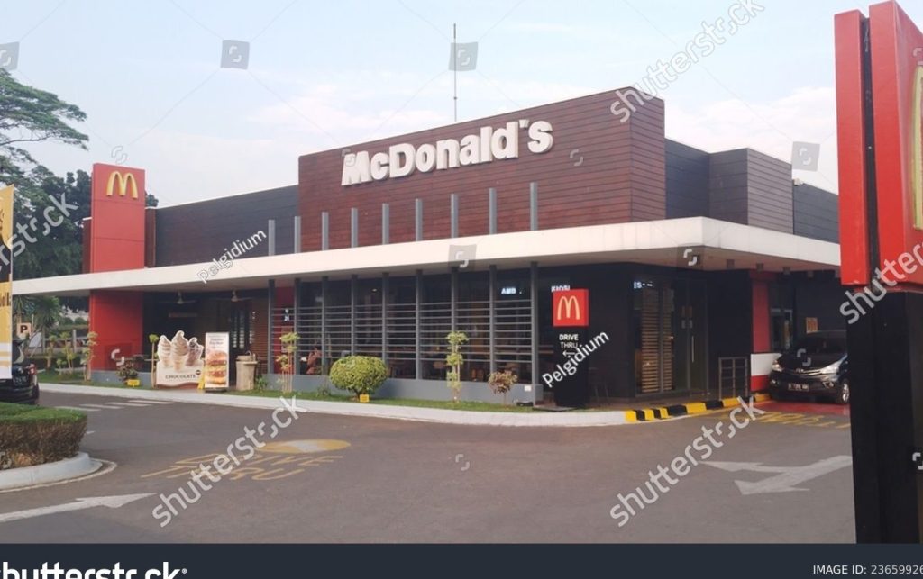 pintu masuk keluar mcdonalds cut mutia bekasi